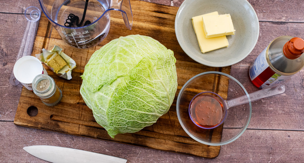 Du behöver savojkål, salt, peppar, buljongtärning samt vatten (eller skinkspad), smör och sirap. 