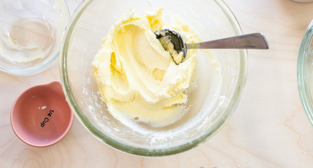 Blanda ihop mjukt smör, florsocker och vaniljsocker till den första fyllningen. 