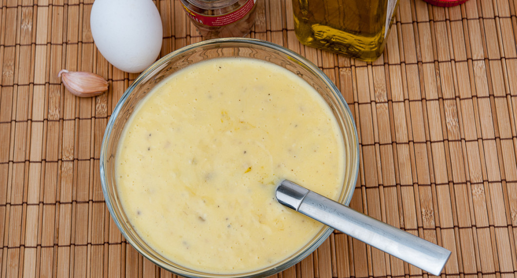 Caesardressingen gör du med ägg och olivolja samt smaksätter med vitlök, sardeller och parmesan. Eller köp färdig majonnäs och smaksätt på samma vis. 