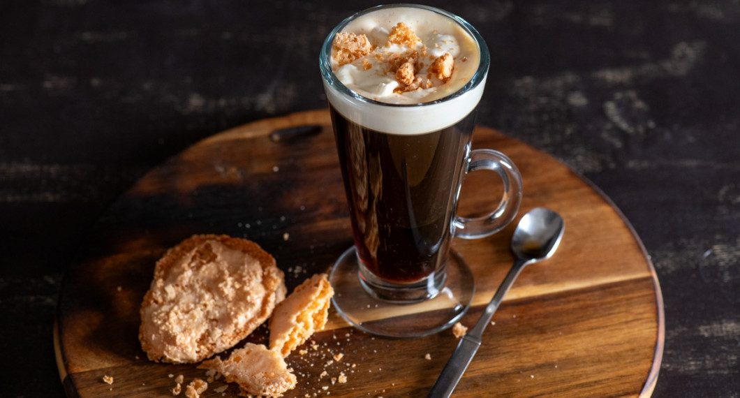 Du kan garnera med kaksmulor, biscottismulor, kaffepulver eller farinsocker.  