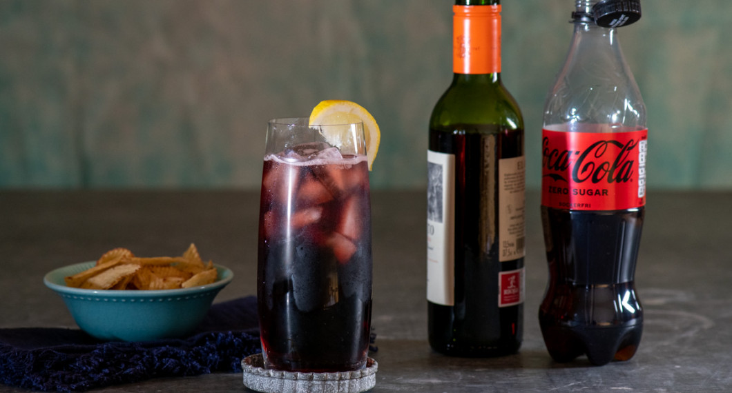 Calimocho blandas helt enkelt av lika delar rött vin samt Coca-Cola som serveras över is i ett högt glas. 