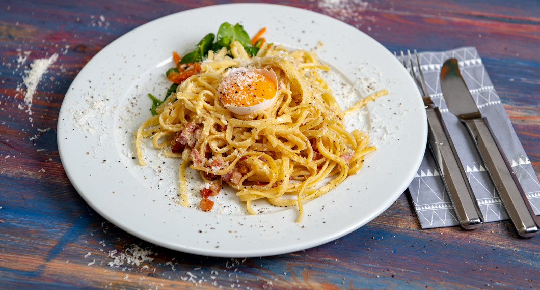 Carbonara med crème fraiche på tallrik