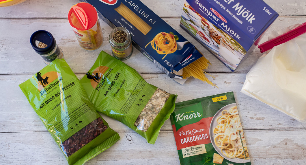 Ingredienser till pasta: torkad paprika och purjolök; vitlökflakes, riven ost, svartpeppar, capellini spagetti, torrmjölk och en påse carbonara pastasås mix. 