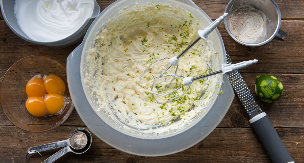 Färskostsmeten till fyllning smaksätts med socker, vanilj och limeskal. 