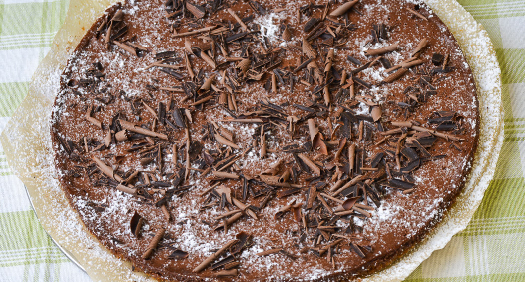 Chokladcheesecaken kan du garnera med riven choklad av valfri sort ex. mjölkchoklad och 70% mörkare fin choklad. Vit choklad blir också gott och fint. 