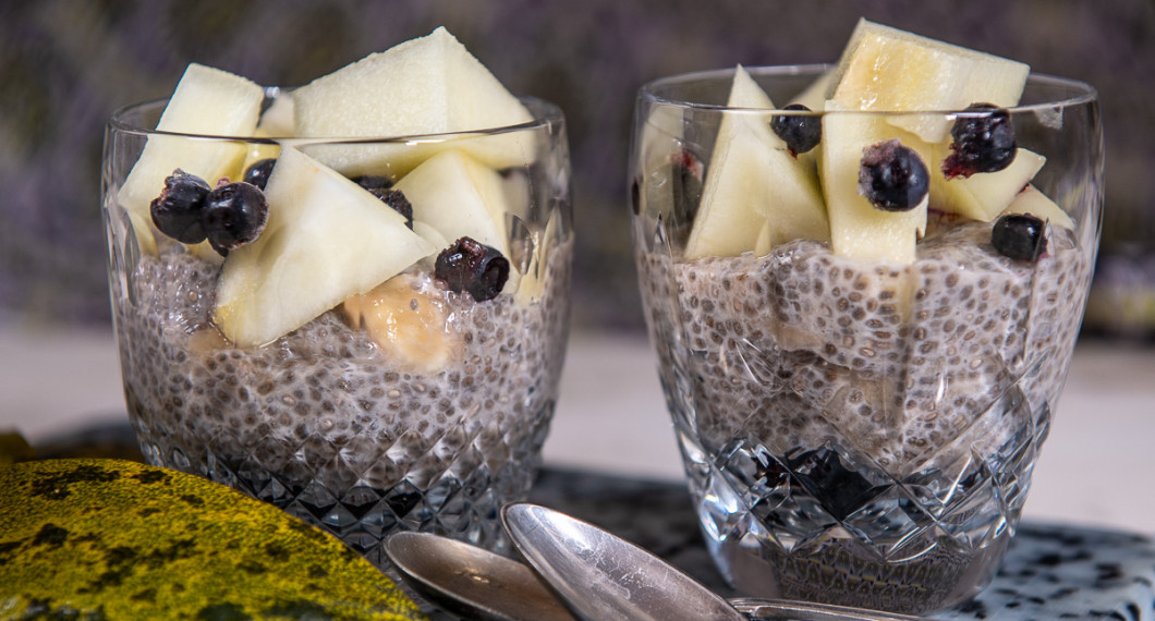 Chiapudding gjord med mandelmjölk toppad med melon och mango i bitar samt snabbtinade blåbär från frysen. 