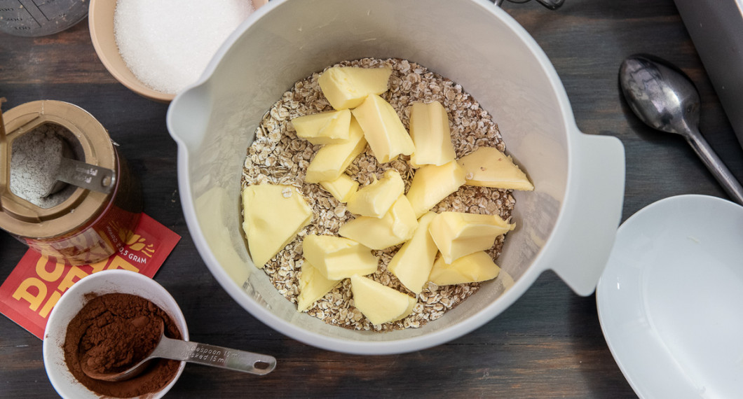 Se till att smöret är rumsvarmt och lägg i en bunke i bitar med havregrynen. 