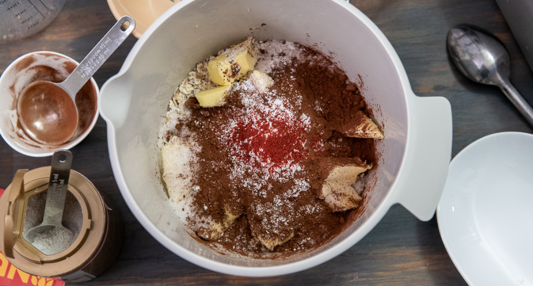 Tillsätt socker, kakao, vaniljsocker och saffran. 