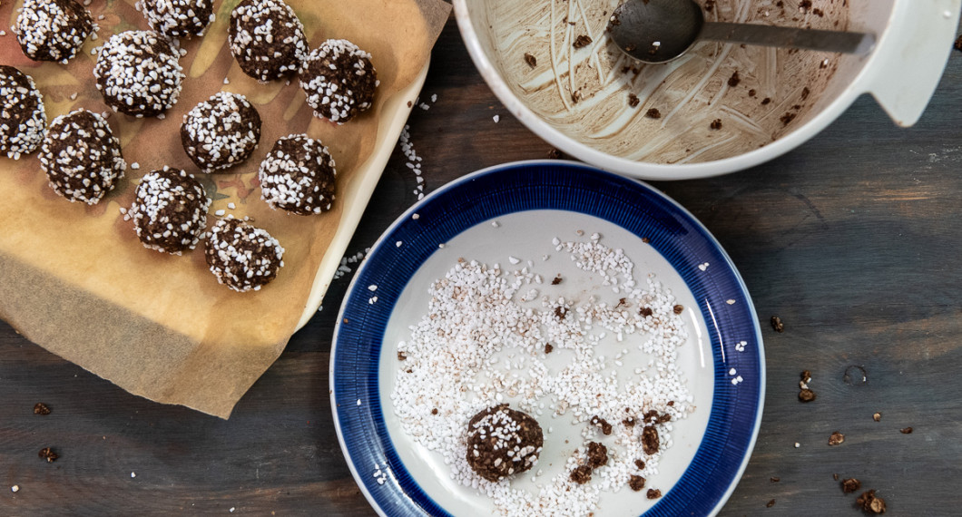 Forma till bollar och rulla i pärlsocker. 