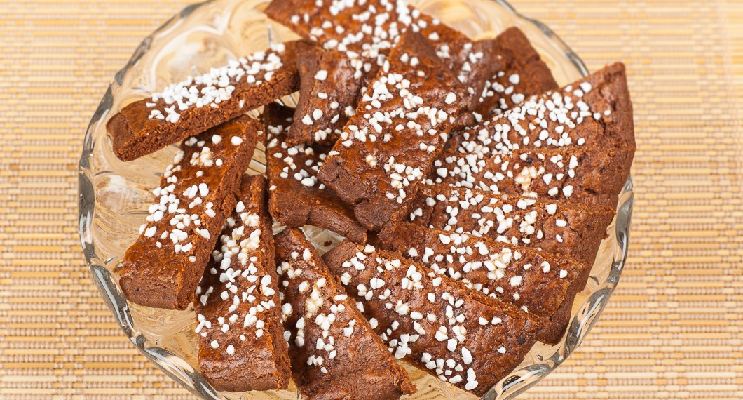 Chokladkakor eller chokladsnittar garnerade med pärlsocker. 