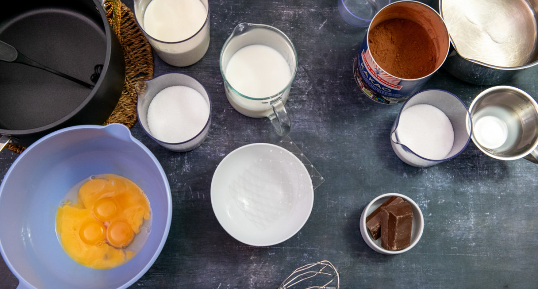 Till glassen behöver du äggulor, socker, mjölk, grädde, gelatinblad och mjölkchoklad 36%. Till chokladsåsen som smaksättning behöver du kakao, socker och vatten. 