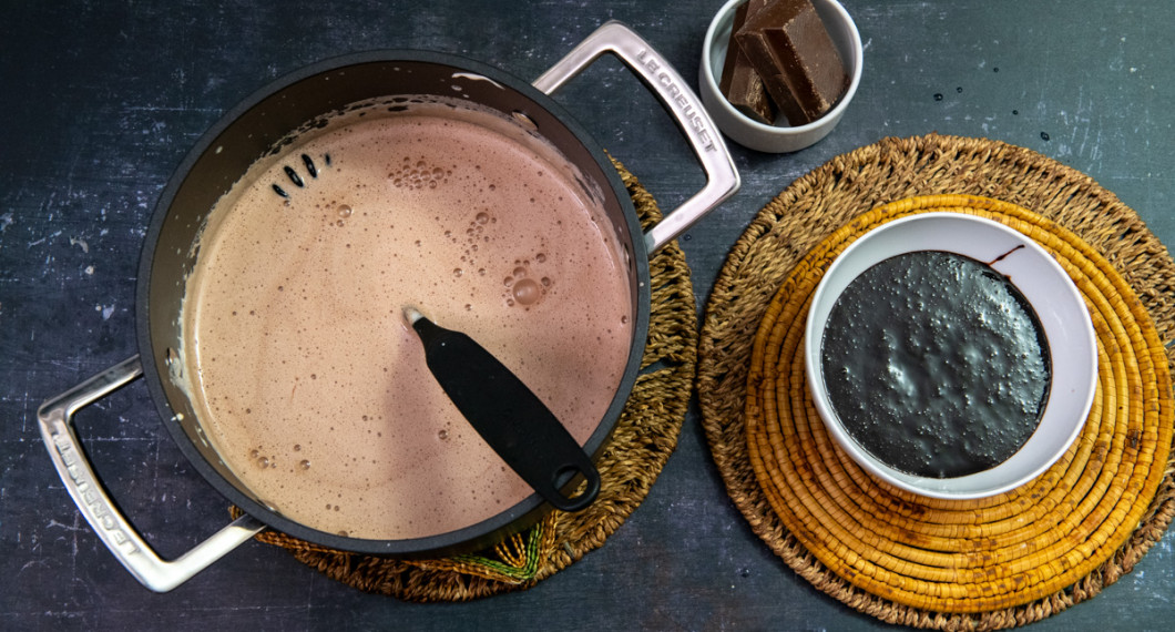 Den varma glassmassan smaksätts med en del av chokladsåsen samt gelatinblad rörs i. 