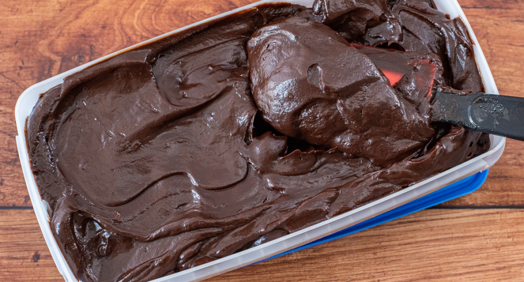 Kola- och chokladglasyren kan förberedas i god tid och förvaras i kylen till användning. 