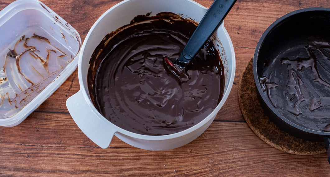 Kolasås rörs ihop med choklad som får smälta och sedan tillsätts mjukt smör till en jämn glasyr eller kräm. 