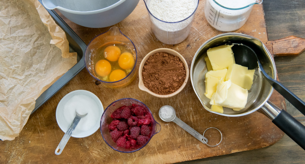 Ingredienser till chokladrutorna: salt, ägg, färska hallon, kakao, bakpulver, vetemjöl, socker och smör. 