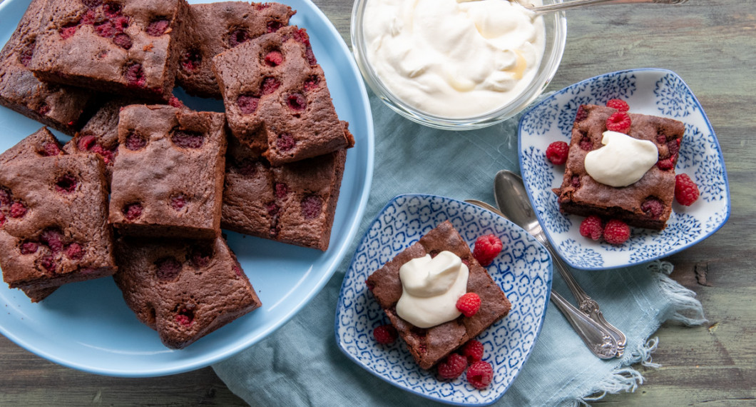 Chokladrutorna kan även serveras på lite lyxigare och festligare vis med kolagrädde och färska hallon. 