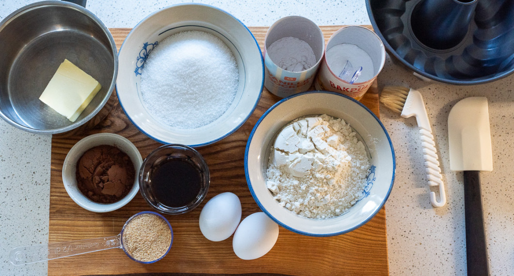 Till sockerkakan behöver du smör, kakao, ströbröd, socker, kaffe, ägg, vetemjöl, bakpulver och vaniljsocker. 