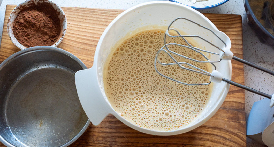 Vispa i smör- och kaffeblandningen. 