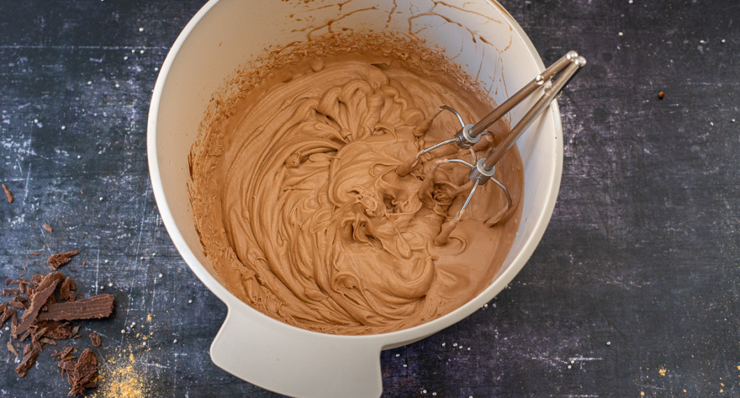 Chokladgrädden till toppingen av tårtan. 