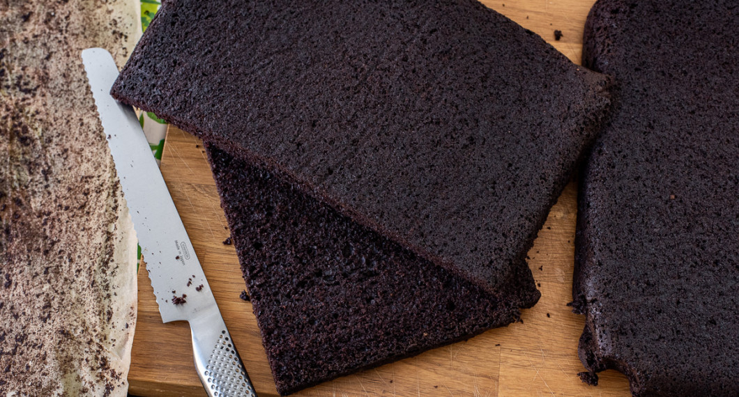 Till chokladtårta i långpanna kan man dela bottnen till två delar så blir tårtan lite lättare att hantera. Skär sedan horisontellt i till två lager som du kan lägga fyllning mellan. 