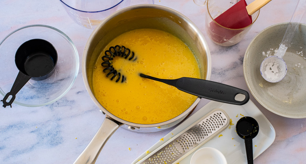 Rör ihop ägg, socker, grädde och värm tills den tjocknar under omrörning. Rör i smör, citronskal och saft samt koka igen tills den tjocknat men ej kokat upp. Häll över i en burk att svalna. 