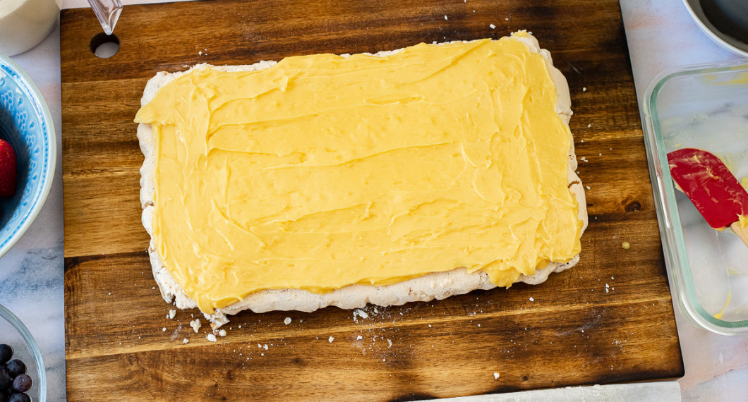 Bred ut citronkrämen som fyllning ex. som ett lager i en tårta. 