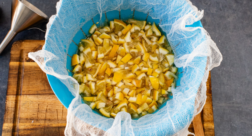 Sila av saften från citronbitarna i ett durkslag med silduk eller saftsil. Skalen kan du spara till marmelad. 