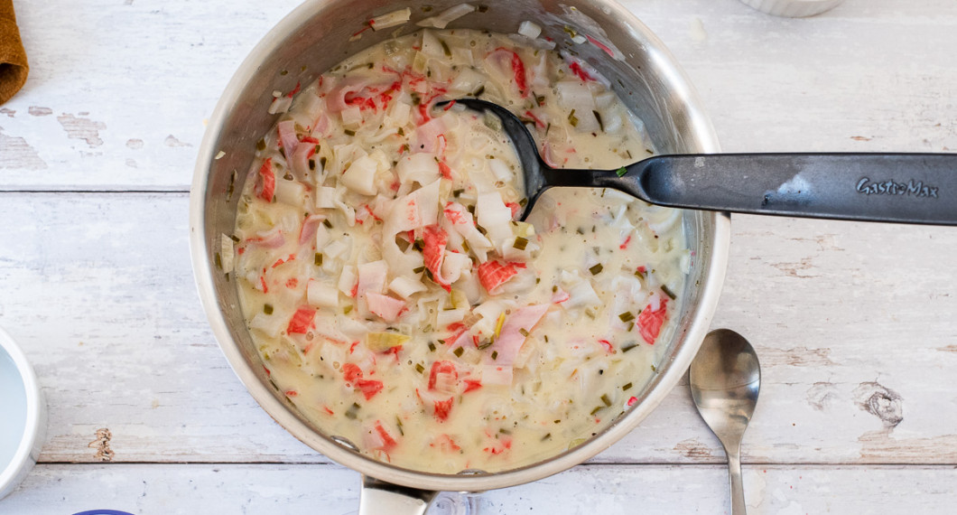 Tillsätt pastavatten tillsåsen och red såsen med ljus maizenaredning. Tillsätt crabsticks och koka upp. 