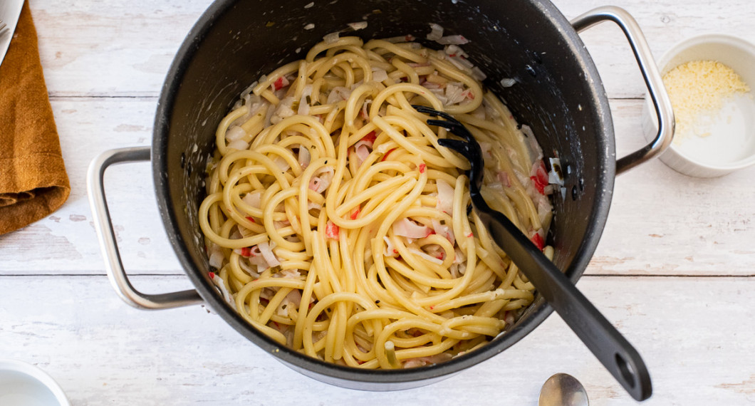 Blanda såsen med pastan och tillsätt lite riven ost. 