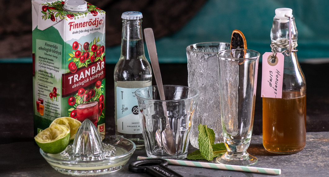 Till drinken behöver du tranbärsjuice, färskpressad lime, tonic, färsk mynta samt honungssirap. 