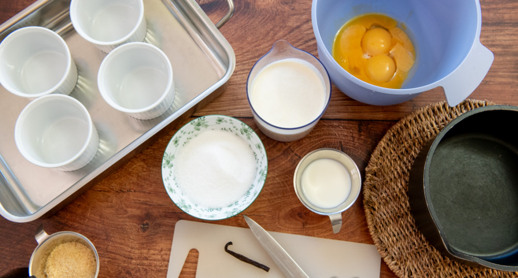 Till brûléen behöver du formar, ugnsform, vatten, råsocker, gasbrännare, strösocker, grädde, mjölk, vaniljstång, äggulor samt en kastrull. 