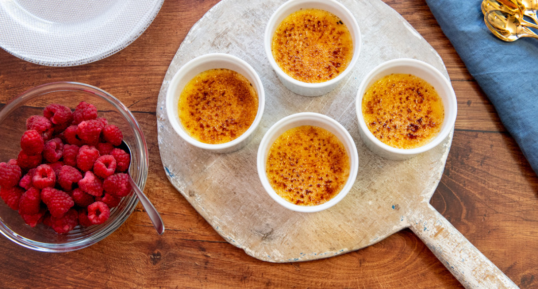 Crème brûlée är gott att servera med syrliga bär till som jordgubbar, hallon eller blåbär. 