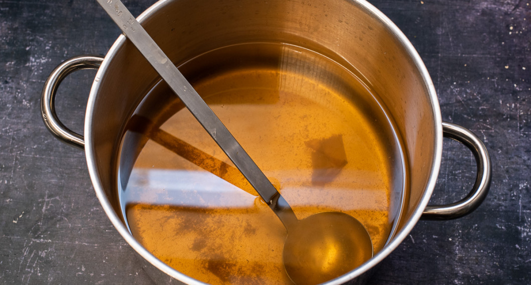 Dashi är en japansk fiskbuljong du kan koka från grunden med kombu tång eller hon dashi pulver. 