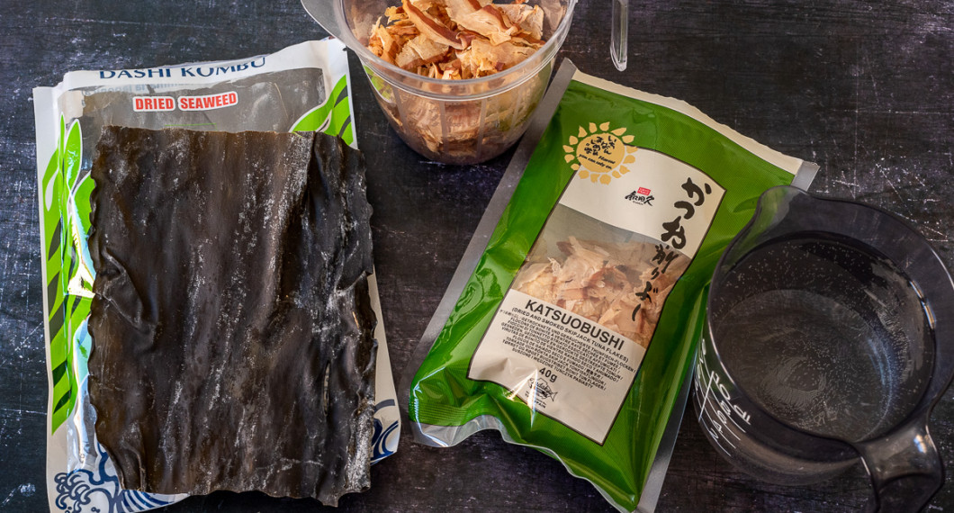 Ingredienser till dashi: kombu tång, katsuobushi torkad fisk och vatten. 