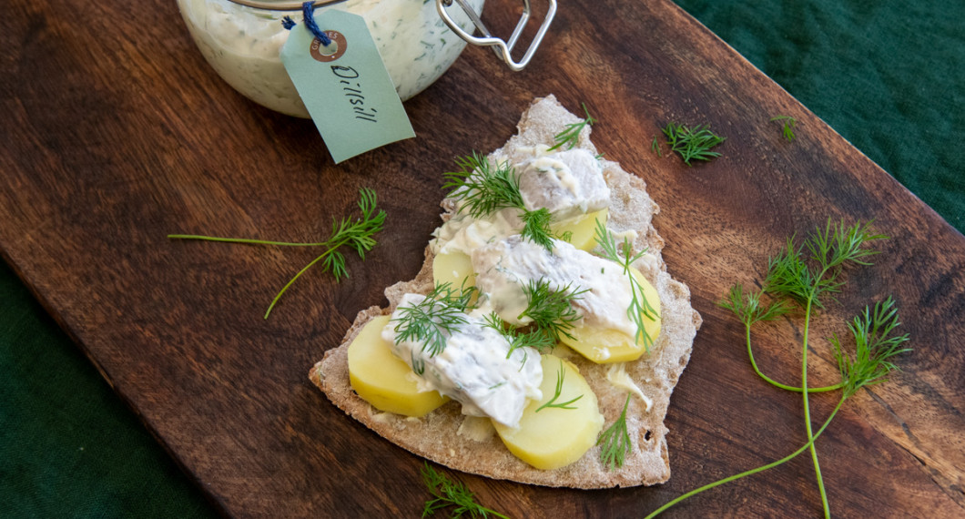 Servera som vanlig sill på sillbord, påsk, julbord, midsommar eller som sillmacka med kokt kall potatis på knäckebröd. 