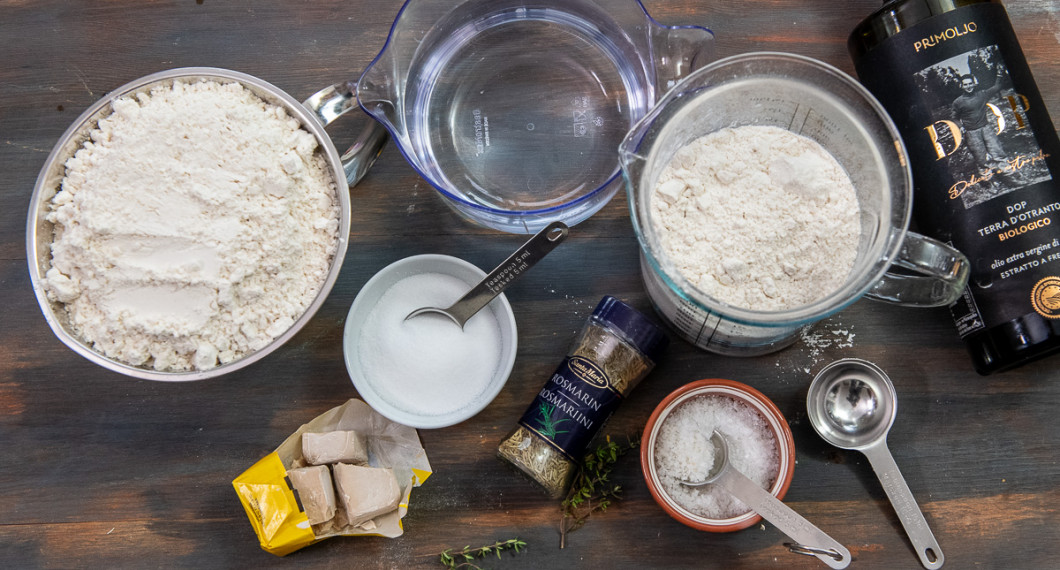 Till dinkelfocaccian behöver du dinkelmjöl, jäst, salt, vatten, vetemjöl, rosmarin, flingsalt och olivolja. 