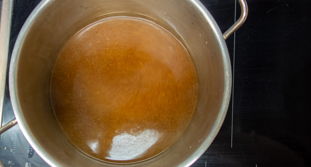 Vatten kokas upp och så rör man ut sojabönspastan som blir grunden till soppan. 