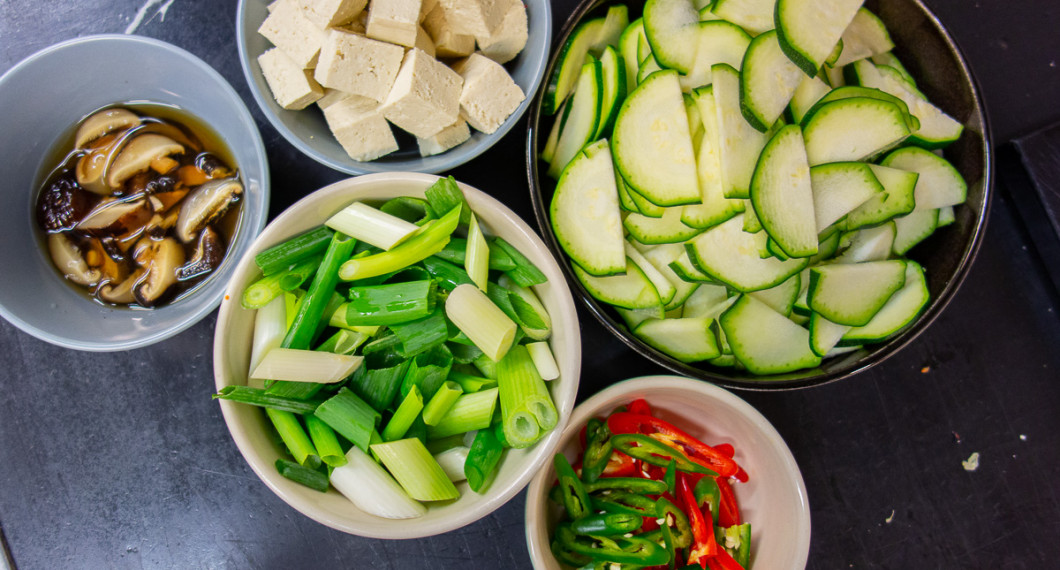 Några ingredienser till soppan: blötlagd och strimlad shiitake, tärnad tofu, grovt skuren salladslök, zucchini i halvmånar och strimlad chili. 