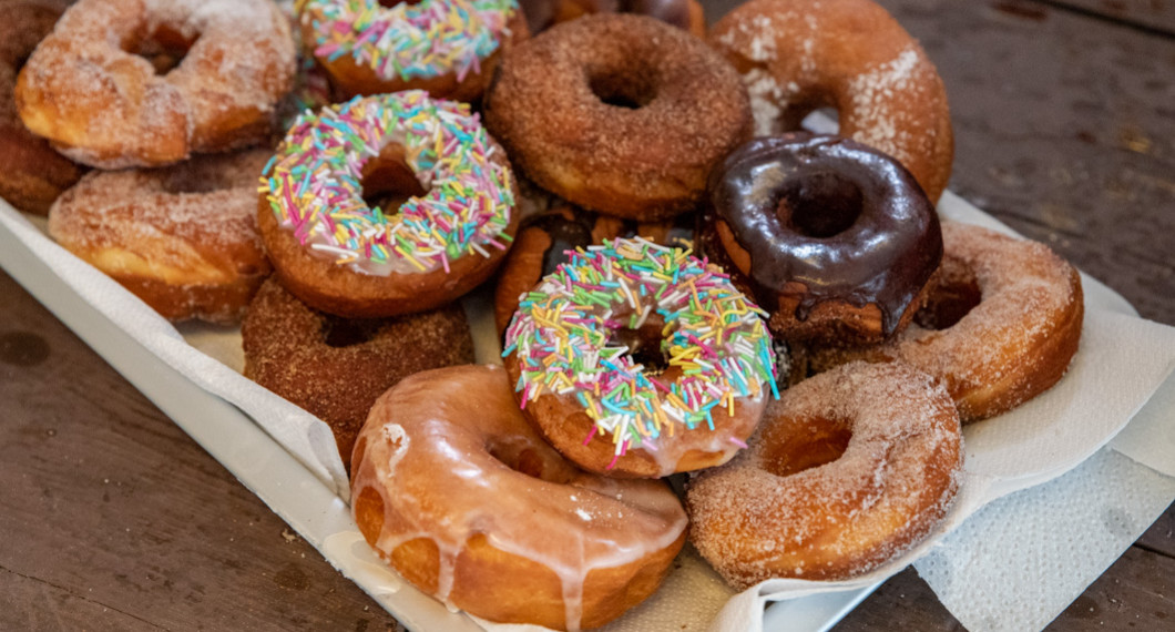 Doughnuts eller munkar på bricka