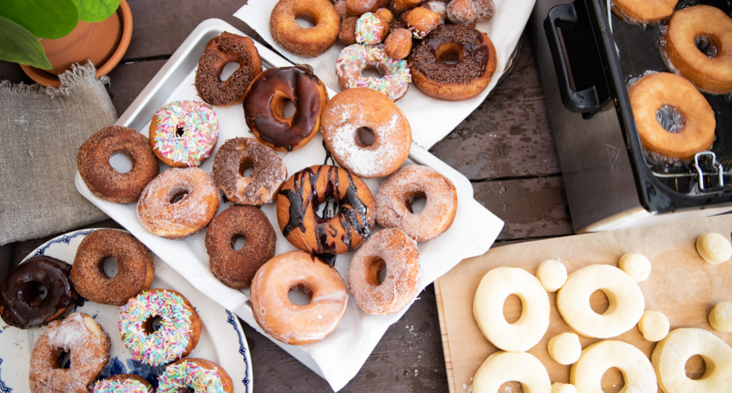 Munkar eller doughnuts garnerade, på jäsning och i fritös. 