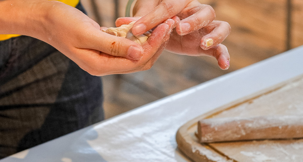 Du kan överlappa och vika kanter över varandra om du vill ha lite snyggare dumplings. 