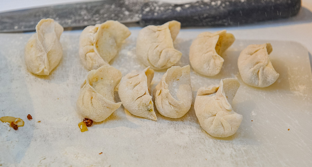 Du kan överlappa och vika kanter över varandra om du vill ha lite snyggare dumplings. 