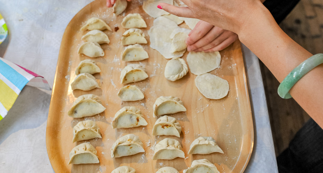 Dumplings reda att ångkokas, friteras, kokas eller stekas. De kan även förvaras i kylen eller frysas in om du vill tillaga dem senare. 