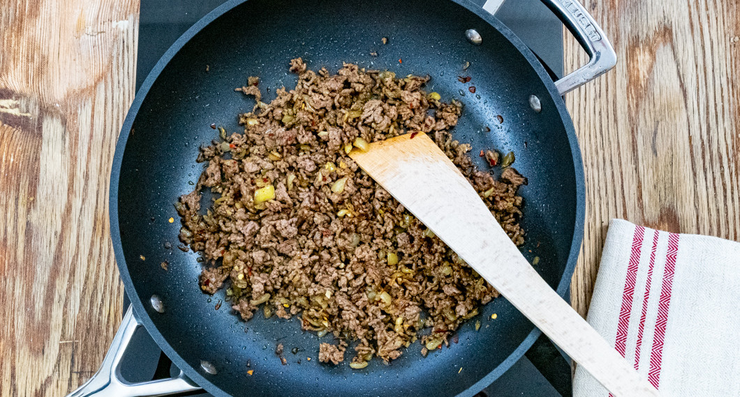 Fräst kryddad köttfärs till fyllningen. 