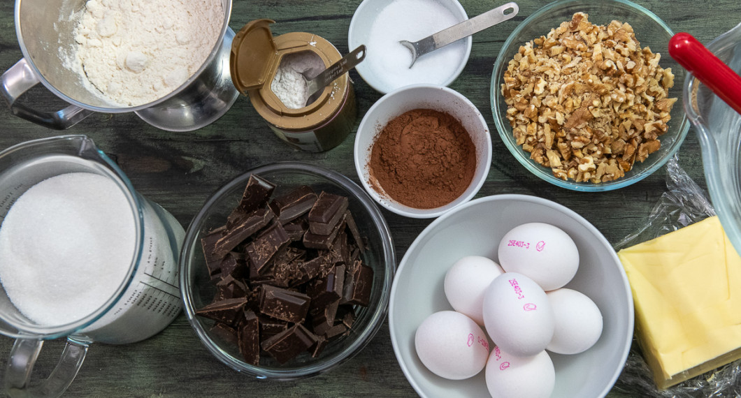 Till chokladkakorna behöver du socker, vetemjöl, choklad, vaniljsocker, salt, kakao, ägg, valnötter och smör. 