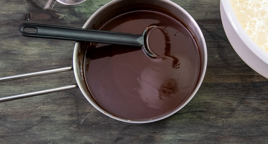 Smält på låg värme och rör ofta. Ställ åt sidan. 