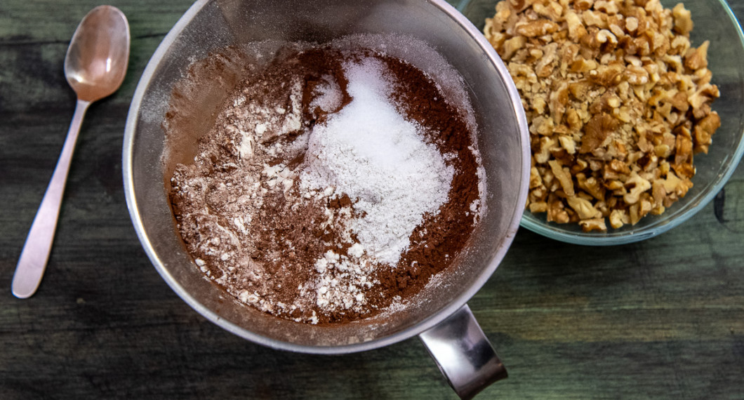 Mät upp mjöl, vaniljsocker, salt och vaniljsocker i en bunke. Blanda. 