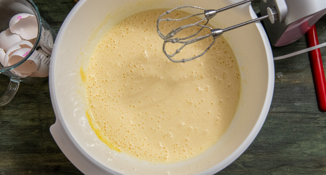 Knäck ägg i en bunke. Tillsätt socker och vispa i 3 minuter med elvisp. 