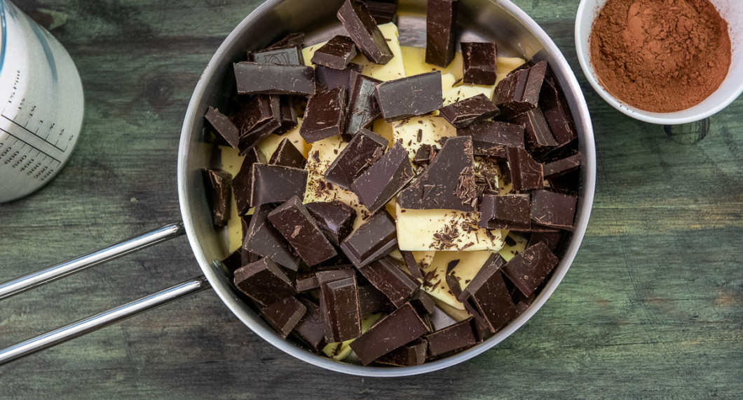 Tillsätt choklad i bitar. 