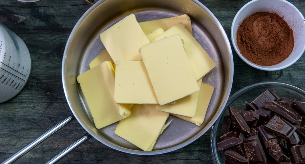 Mät upp smör i en kastrull. 
